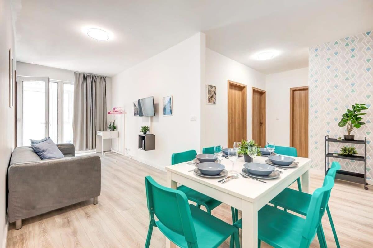 Very - Large And Quiet Apartment